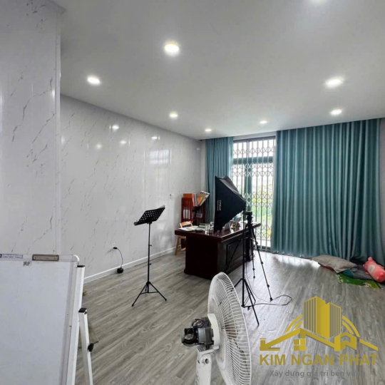Bán nhà 3 tầng mặt tiền đường ĐX050 Hiệp Thành: Sát vách KDC Hiệp Thành 3, thiết kế hiện đại