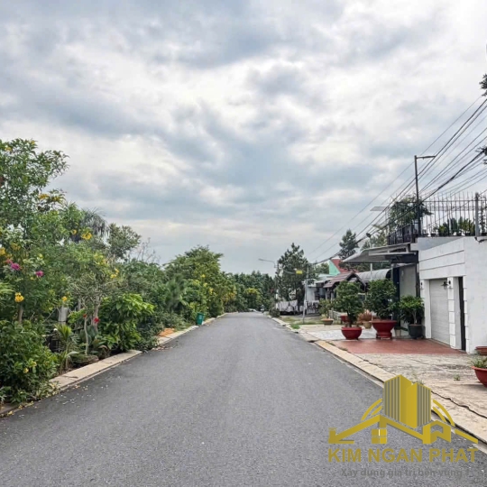 Bán nhà 3 tầng mặt tiền đường ĐX050 Hiệp Thành: Sát vách KDC Hiệp Thành 3, thiết kế hiện đại
